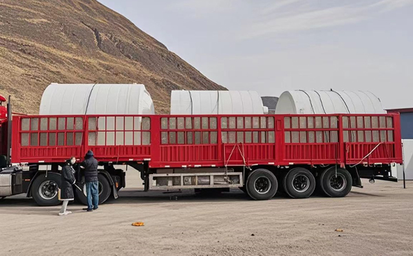 乌鲁木齐塑料桶装车完毕准备运输中